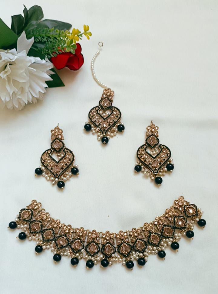 Traditional Choker With Earrings and Tika