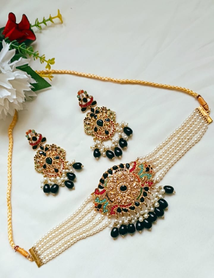 Choker Pearls Necklace and matching Earrings